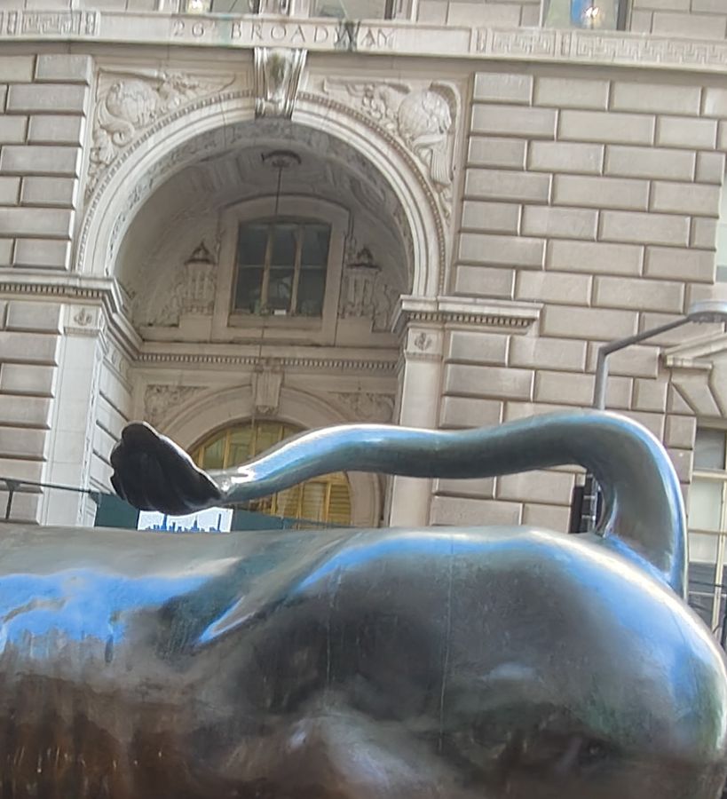 Ogon rzeźby byka z Wall Street przed budynkiem 26 Broadway