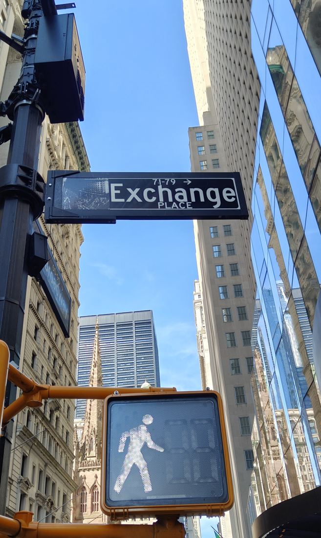Tablica Exchange Place i zielone światło dla pieszych