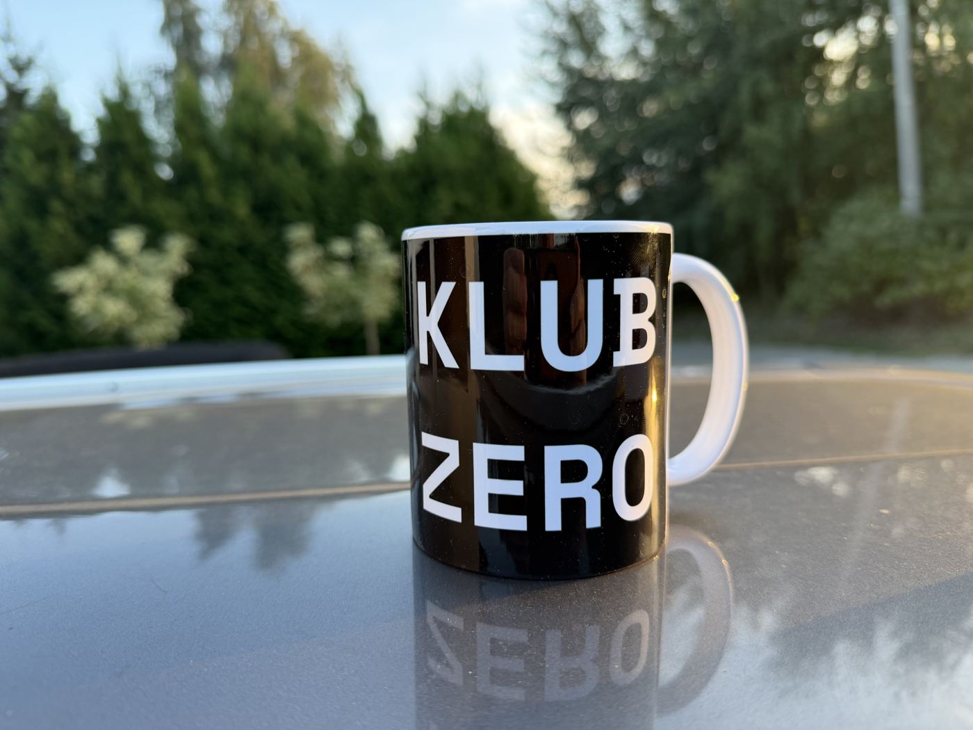 Kubek z napisem Klub Zero o poranku