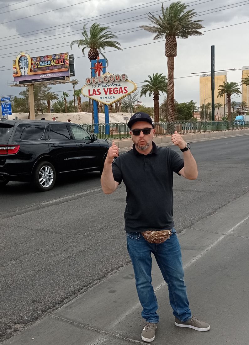 Rafał pod tablicą Welcome to Fabulous Las Vegas