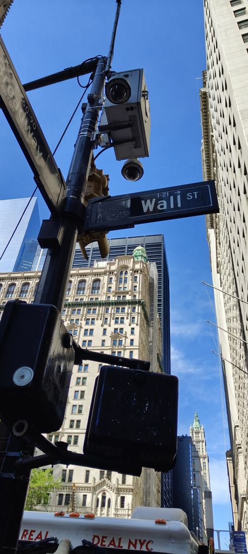 Tablica Wall St na rogu z Broadwayem